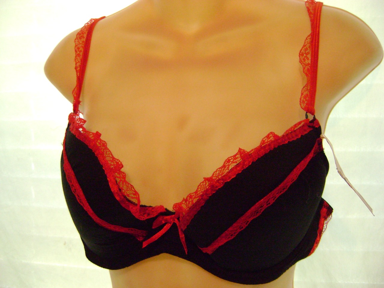 NWT LUIN LOVE BLACK/RED LACE BRA PADDED SZ.38C CUTE!