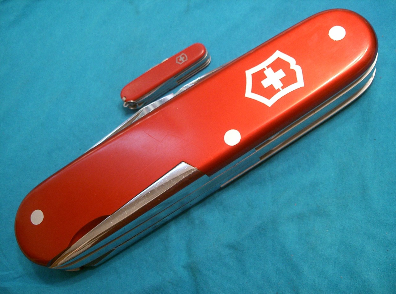 Giant swiss army knife display 2025