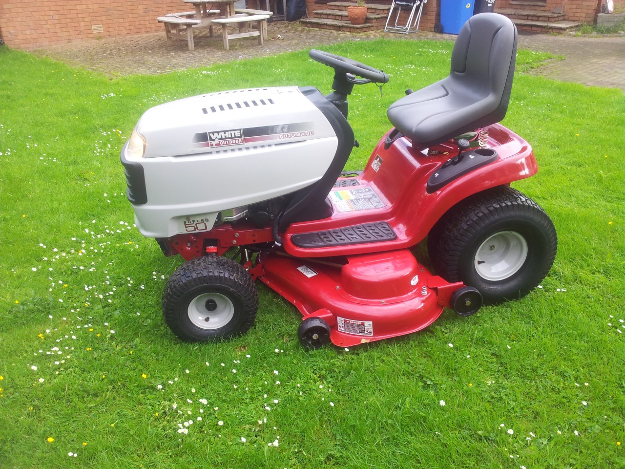 WHITE OUTDOOR, CUB CADET. RIDE ON GARDEN MOWER TRACTOR 4 HOURS USE