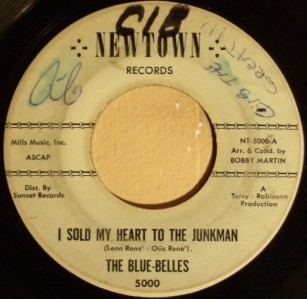 THE BLUE BELLES ~ I SOLD MY HEART TO THE JUNKMAN 45 NOR
