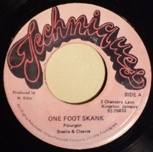 STEELIE & CLEEVIE ~ ONE FOOT SKANK ~ 45 REGGAE