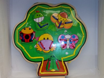 in the tree&on the tree的区别