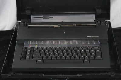 OLIVETTI PRAXIS 35 Electric Typewriter