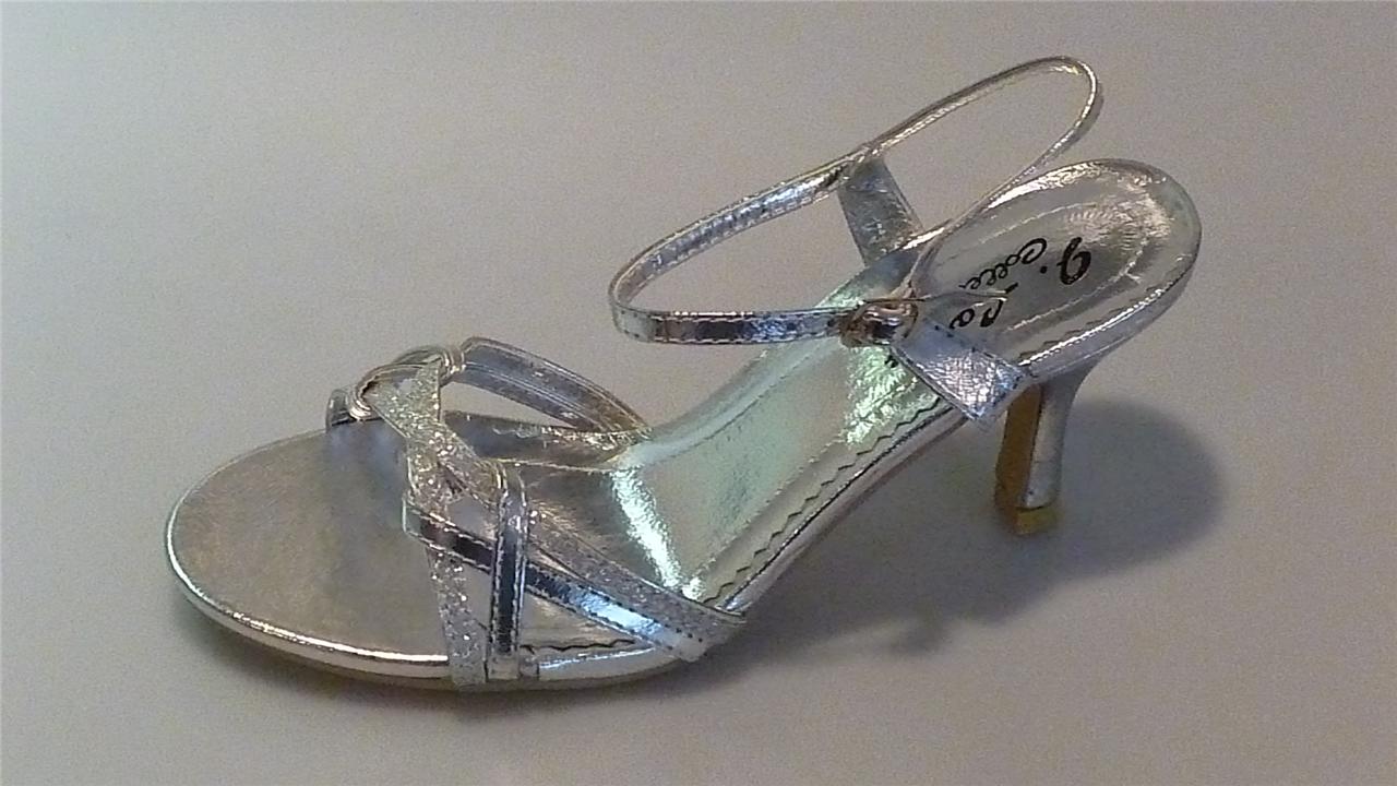 Naturalizer Jilly Strappy Flat Sandals in Grey Snake (Gray) - Lyst