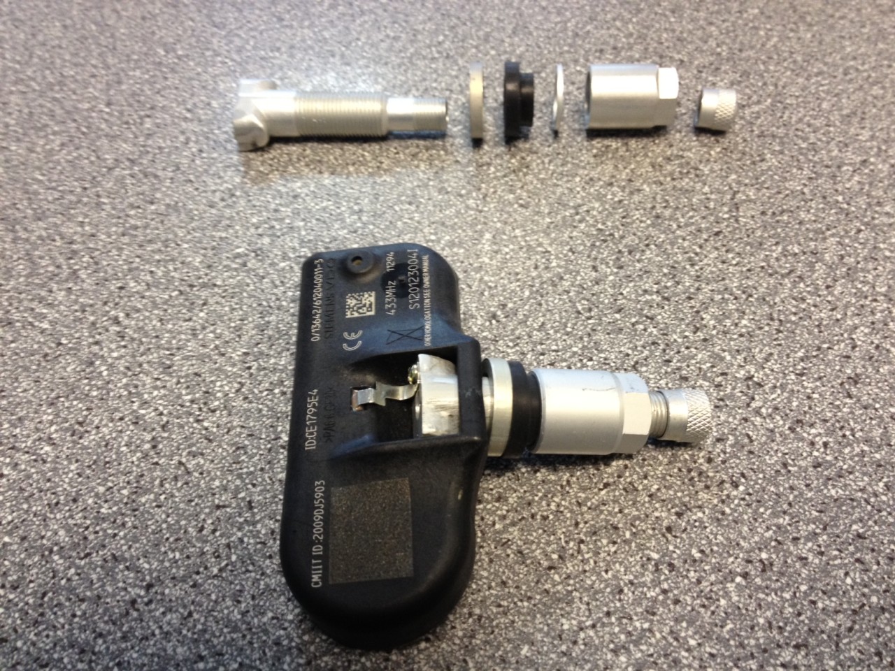 CHRYSLER 300C TIRE TYRE PRESSURE MONITOR SENSOR TPMS VALVE REPAIR