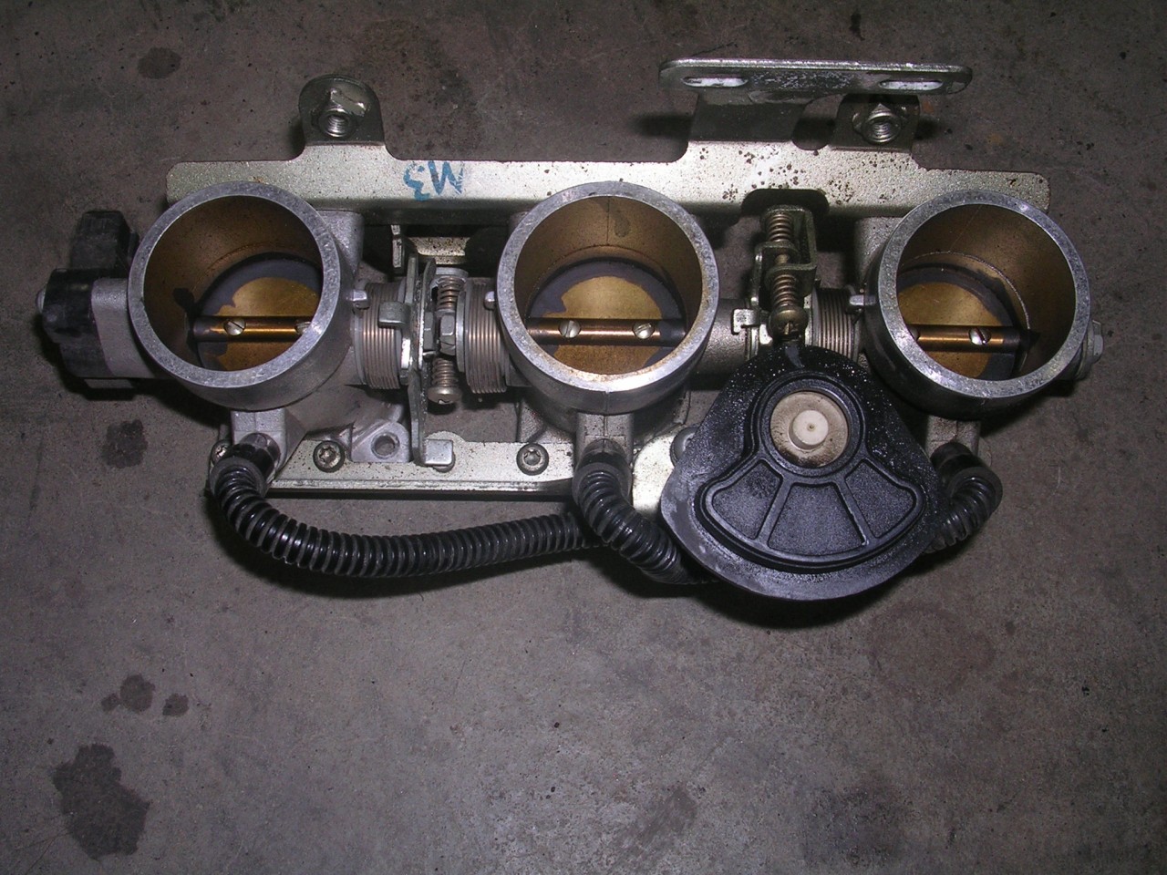 955 Throttle body butterfly sticks Page 2 Triumph Forum Triumph