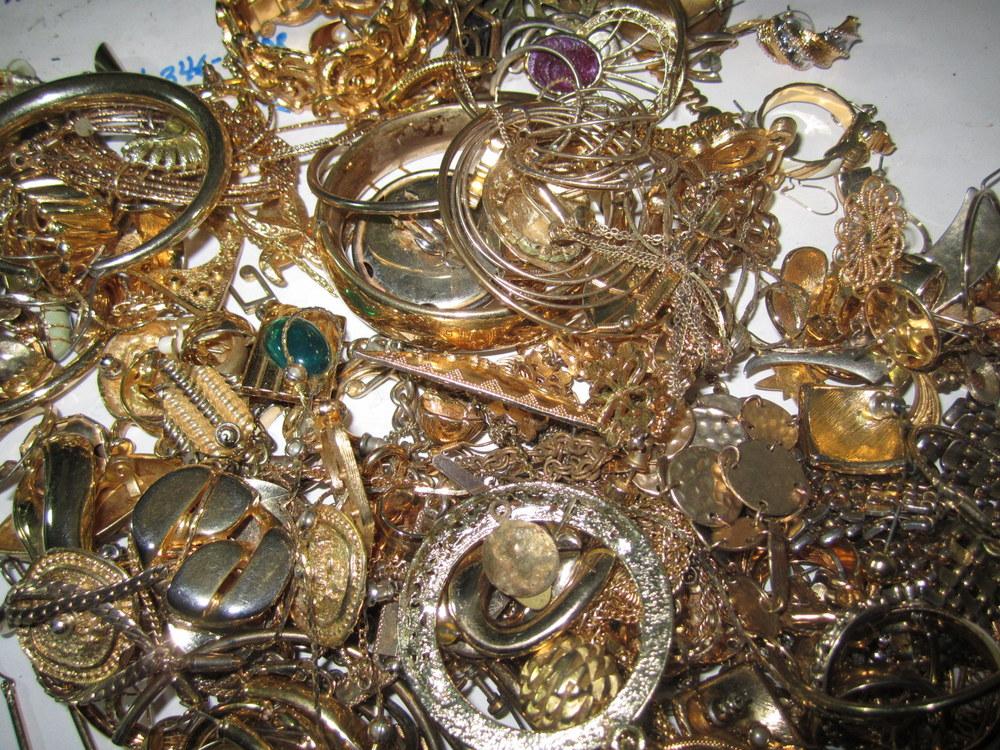 VINTAGE 1075g 2lbs6oz SCRAP YELLOW GOLD PLATED TONED JUNK JEWELRY