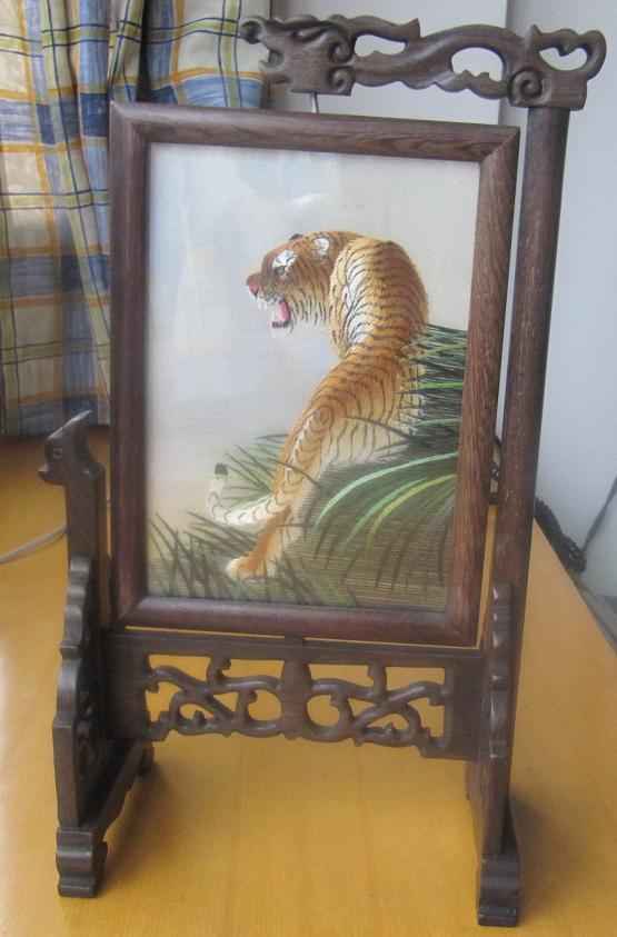 China folk art double-sided embroidery tiger mini-screen