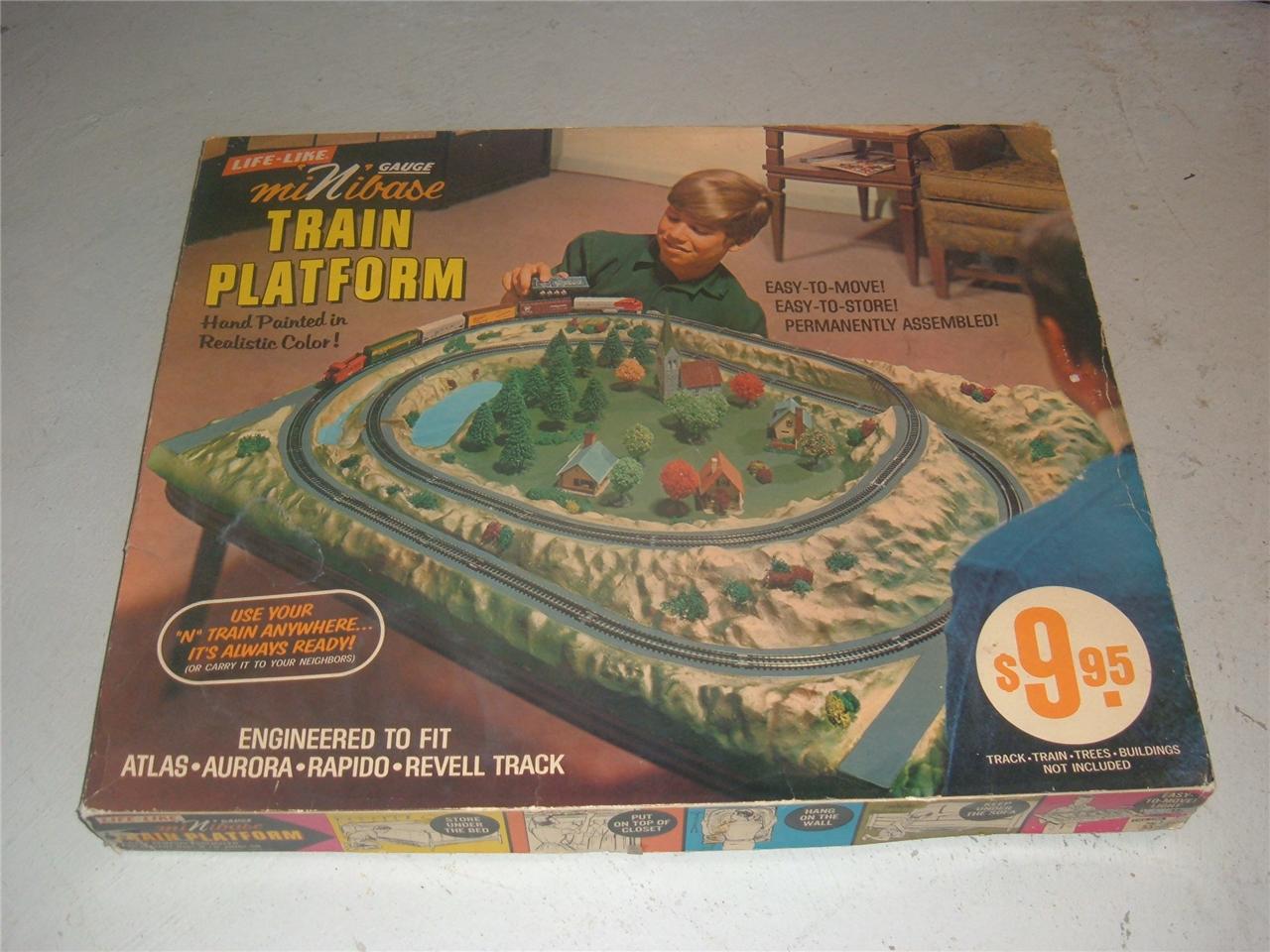 SCALE-TRAIN-SET-LAYOUT-PLATFOARM-VINtAGE-60s-WITH-POSTAGE-STAMP-TRAINS 
