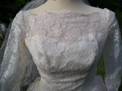 Vintage Wedding Garter on Chantilly Lace Tulle Wedding Gown With Vintage Veil And Garter   Ebay