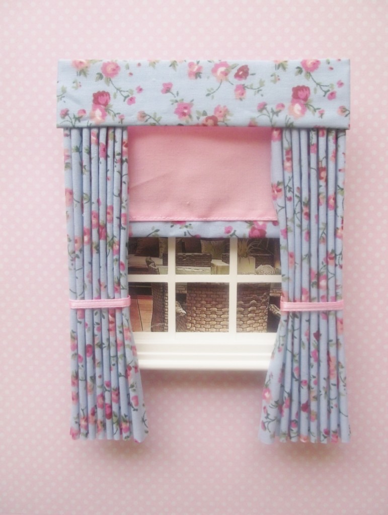 MINIATURE DOLL HOUSE BLUE PINK FLORAL CURTAINS WITH PELMET & BLIND 12CM