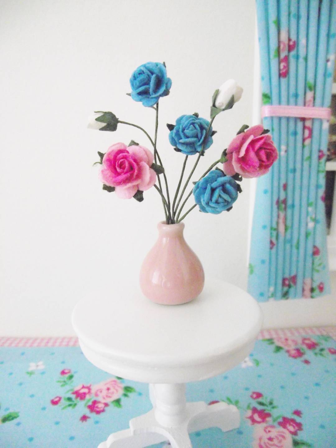 MINIATURE DOLLS HOUSE 12TH SCALE FURNITURE CERAMIC VASE WITH ROSE