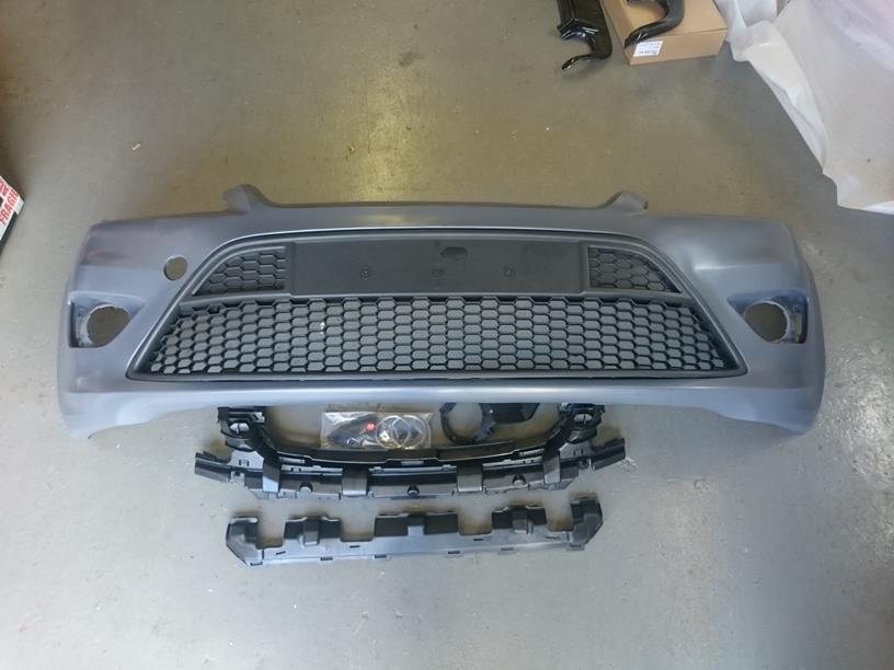 Ford Focus MK2 ST Facelift Front Bumper BRAND NEW with grilles