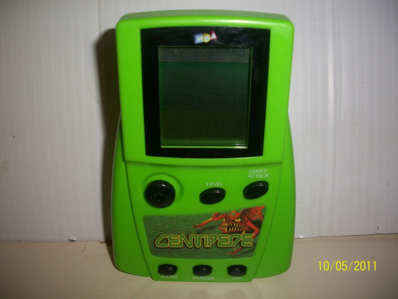 HANDHELD GAME CENTIPEDE CLASSIC ARCADE RADIO SHACK ELECTRONIC MGA