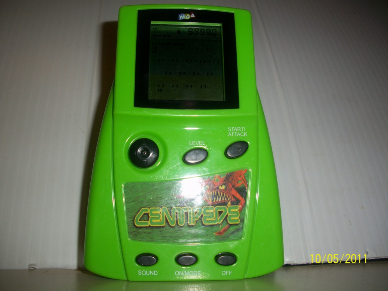 HANDHELD GAME CENTIPEDE CLASSIC ARCADE RADIO SHACK ELECTRONIC MGA
