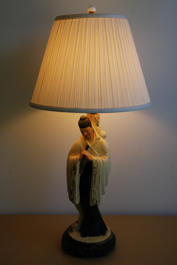 VINTAGE ORIENTAL GEISHA ASIAN CHINESE CHALKWARE FIGURINE TABLE LAMP