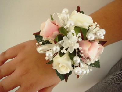 WRIST CORSAGE, WEDDING FLOWERS, PROMS | eBay WRIST CORSAGE, WEDDING FLOWERS, PROMS | eBay