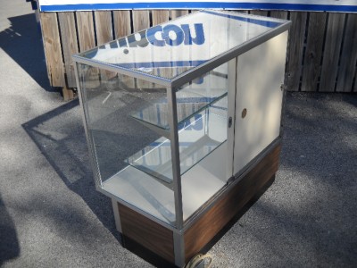 Display Cases  Retail on Glass Retail Display Case   Cabinet   Showcase Measures 36  X 20  X 38
