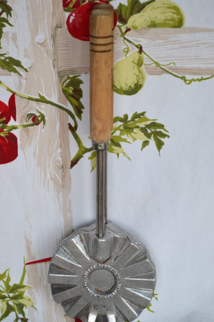 Vintage Vitantonio Pizzelle Iron No. 2 Wafer Iron Cookie Maker Press