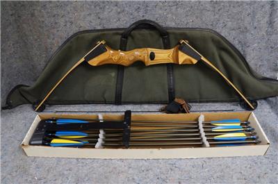 BROWNING DELUXE 50# BUSHMASTER COMPOUND BOW WITH EASTON 2016 ARROWS & CASE