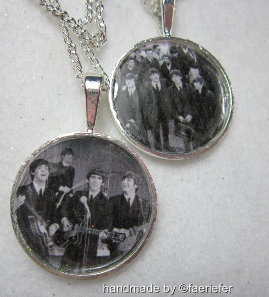 The-Beatles-pendant-necklace-silver-plated-band-or-JFK-airport-retro-jewellery