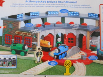 thomas the train deluxe roundhouse