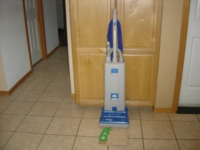 pool vacuum with leaf catcher