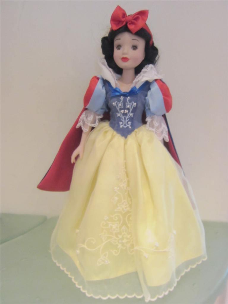 Disney Princess Brass Key Porcelain Doll Snow White 16 Le Display Stand Exc Ebay 