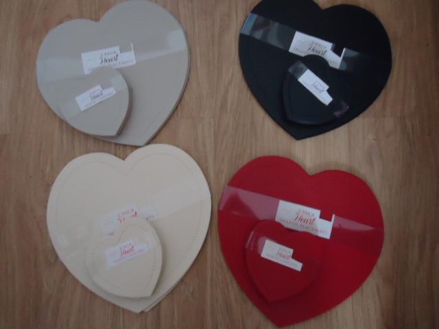 BNWT Faux leather leatherette heart shaped 4 placemats and 4 drinks coasters - Photo 1 sur 1