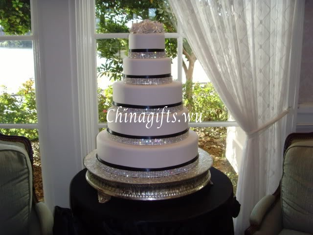 Beauty wedding cakes with Rhinestone Ribbon