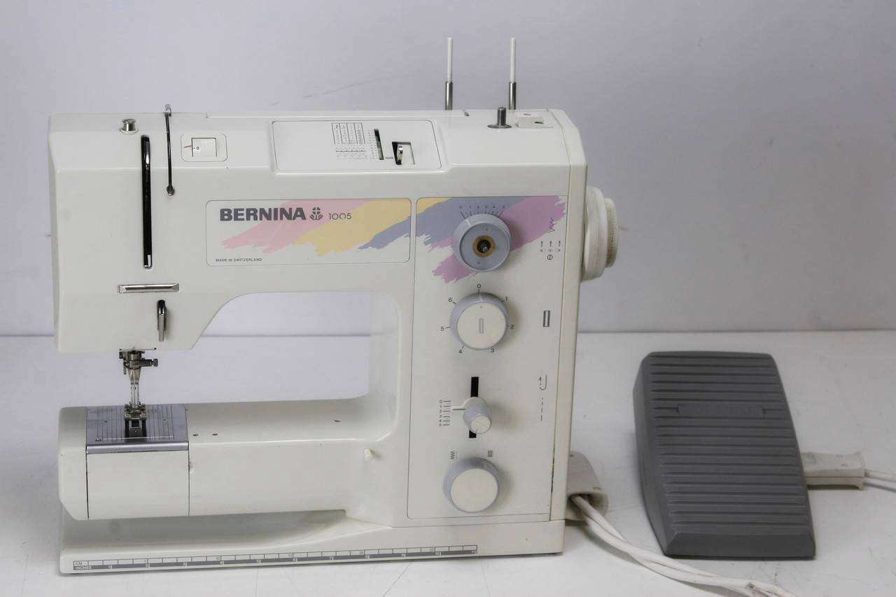 Bernina 1005 Sewing Machine w/ Foot Pedal & Original Case Good