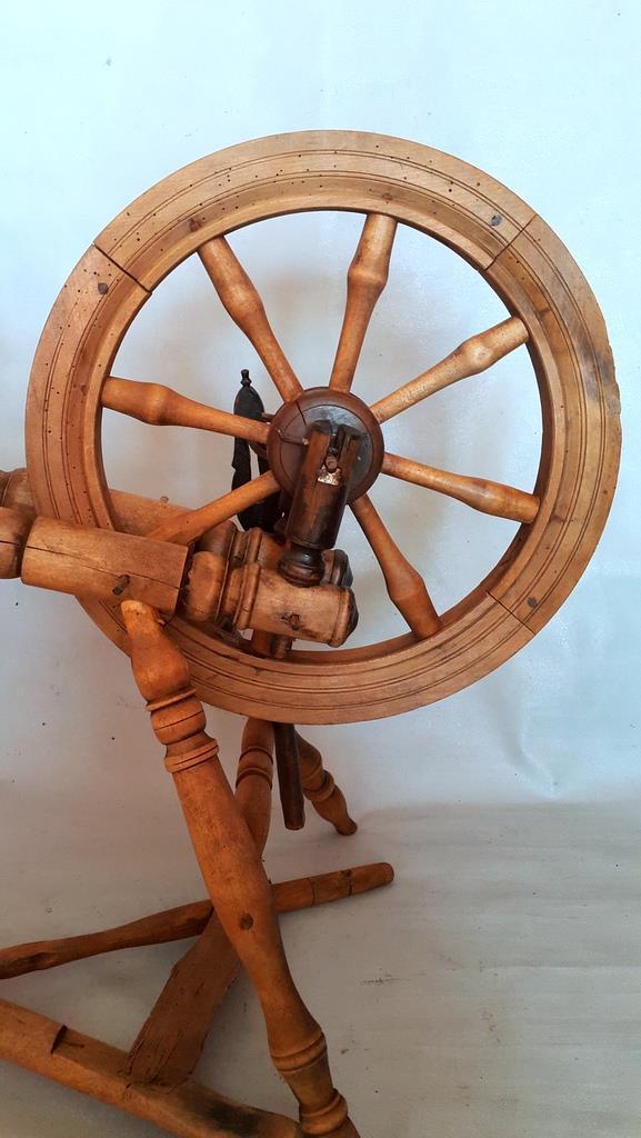 ANTIQUE UNIQUE PRIMITIVE OLD WOODEN SPINNING WHEEL (WITH WOODEN NAILS