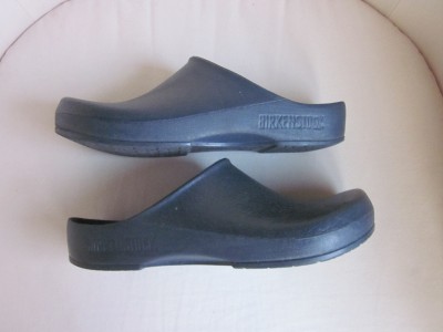 ... at a nice, in great shape, UNISEX garden ALL-WEATHER clogs in Blue