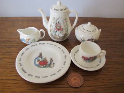 wedgwood peter rabbit miniature tea set