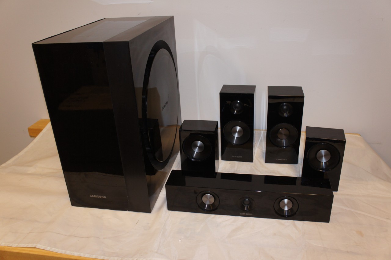 Samsung store speaker set