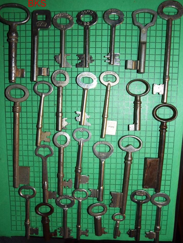 375509248 o 27 Old Vintage Antique Skeleton Keys 2 1/2  Imported