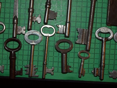375509258 tp 27 Old Vintage Antique Skeleton Keys 2 1/2  Imported