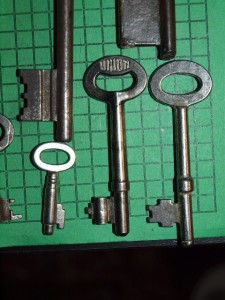 375509263 tp 27 Old Vintage Antique Skeleton Keys 2 1/2  Imported
