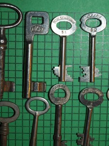 375509270 tp 27 Old Vintage Antique Skeleton Keys 2 1/2  Imported