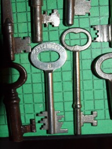 375509280 tp 27 Old Vintage Antique Skeleton Keys 2 1/2  Imported