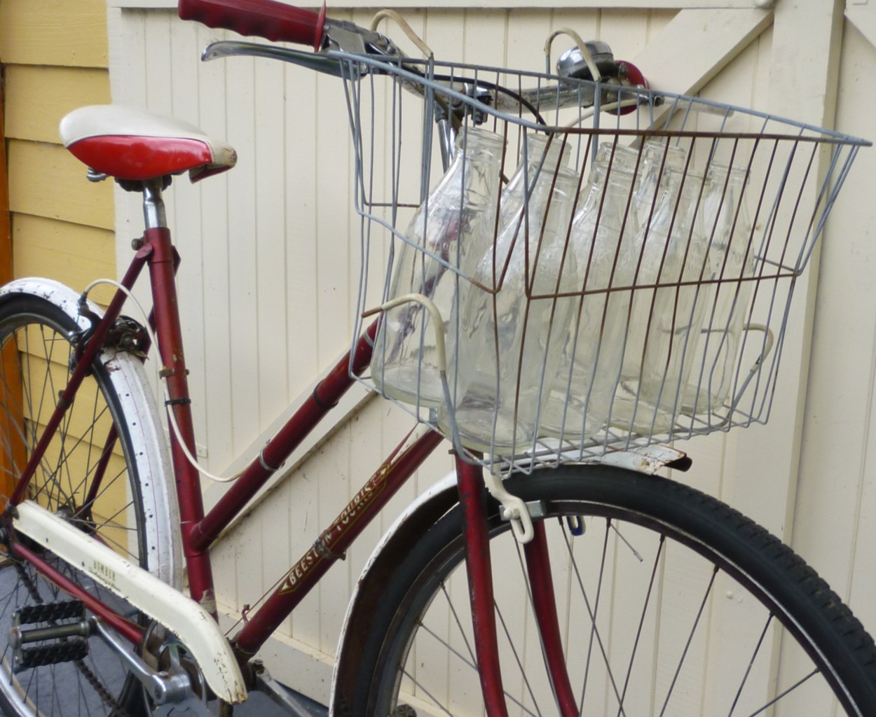 VINTAGE METAL BICYCLE BASKET WITH ORIGINAL MILK BOTTLES eBay