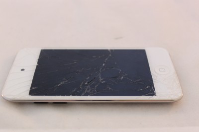 Ipod Touch Broken Screen Warranty on Ipod Touch White 4th Generation  8 Gb  Latest Model Used Broken Screen