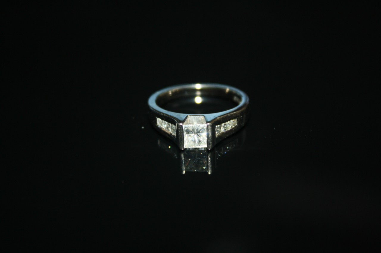18ct-White-Gold-75TDW-Diamond-Solitaire-Ring-with-Shoulder-Stones
