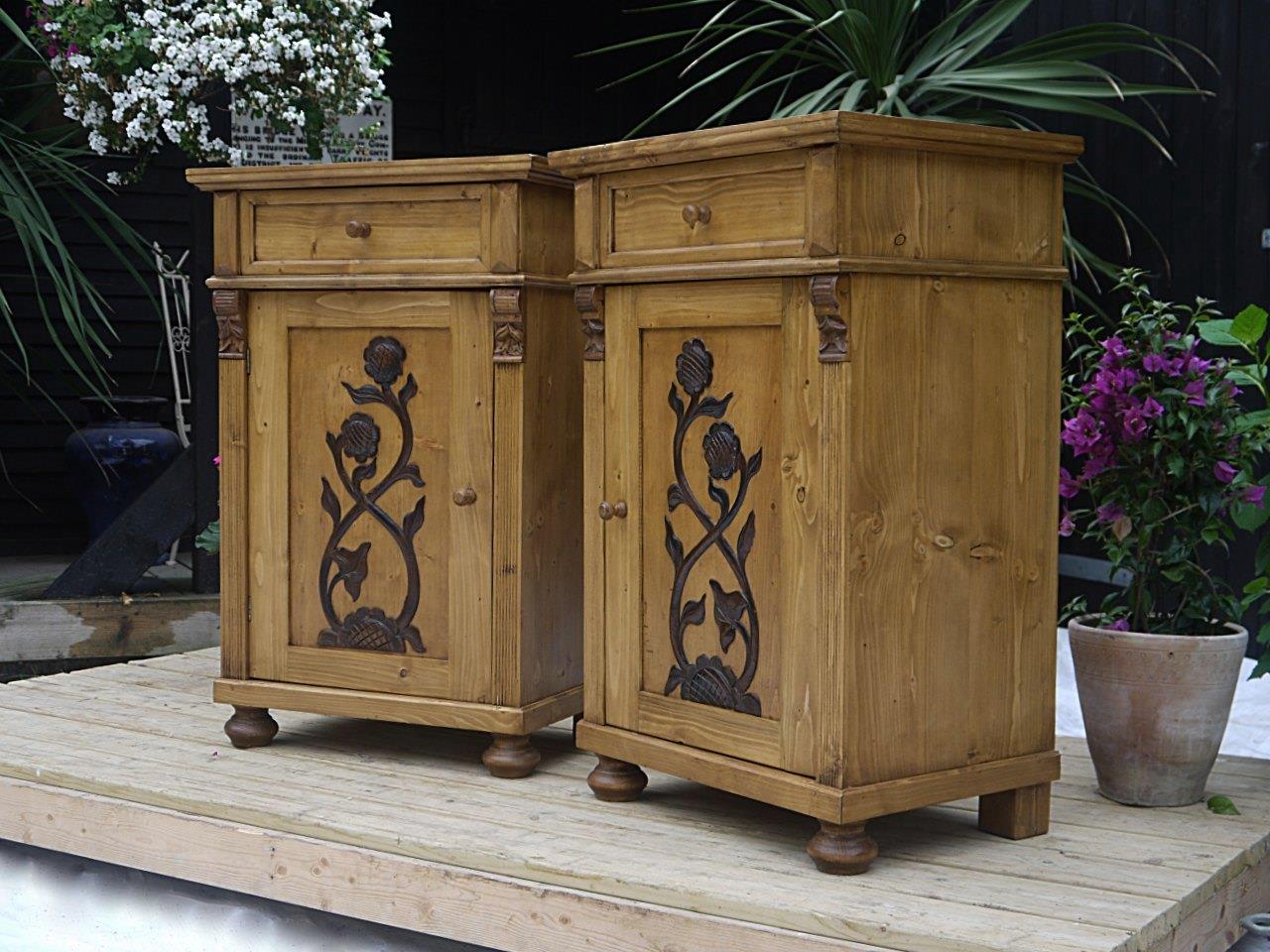 LARGE ANTIQUE PINE/OLD STYLE BEDSIDE CABINETS/LAMP TABLES ...
