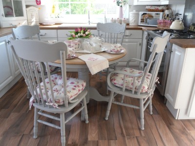 BEAUTIFUL SHABBY CHIC COTTAGE STYLE TABLE AND 4 CHAIRS WITH BRAND NEW SEAT PADS eBay