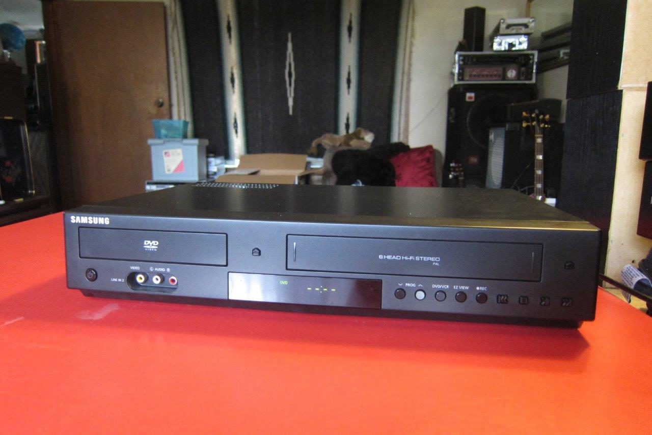 SAMSUNG VCR / DVDV6800 COMBO / 6 HEAD HI FI STEREO WITH REMOTE