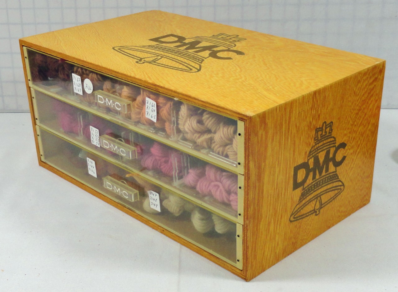 170 SKEINS VINTAGE DMC WOOL TAPESTRY YARN W/DISPLAYSTORAGE BOX (1120