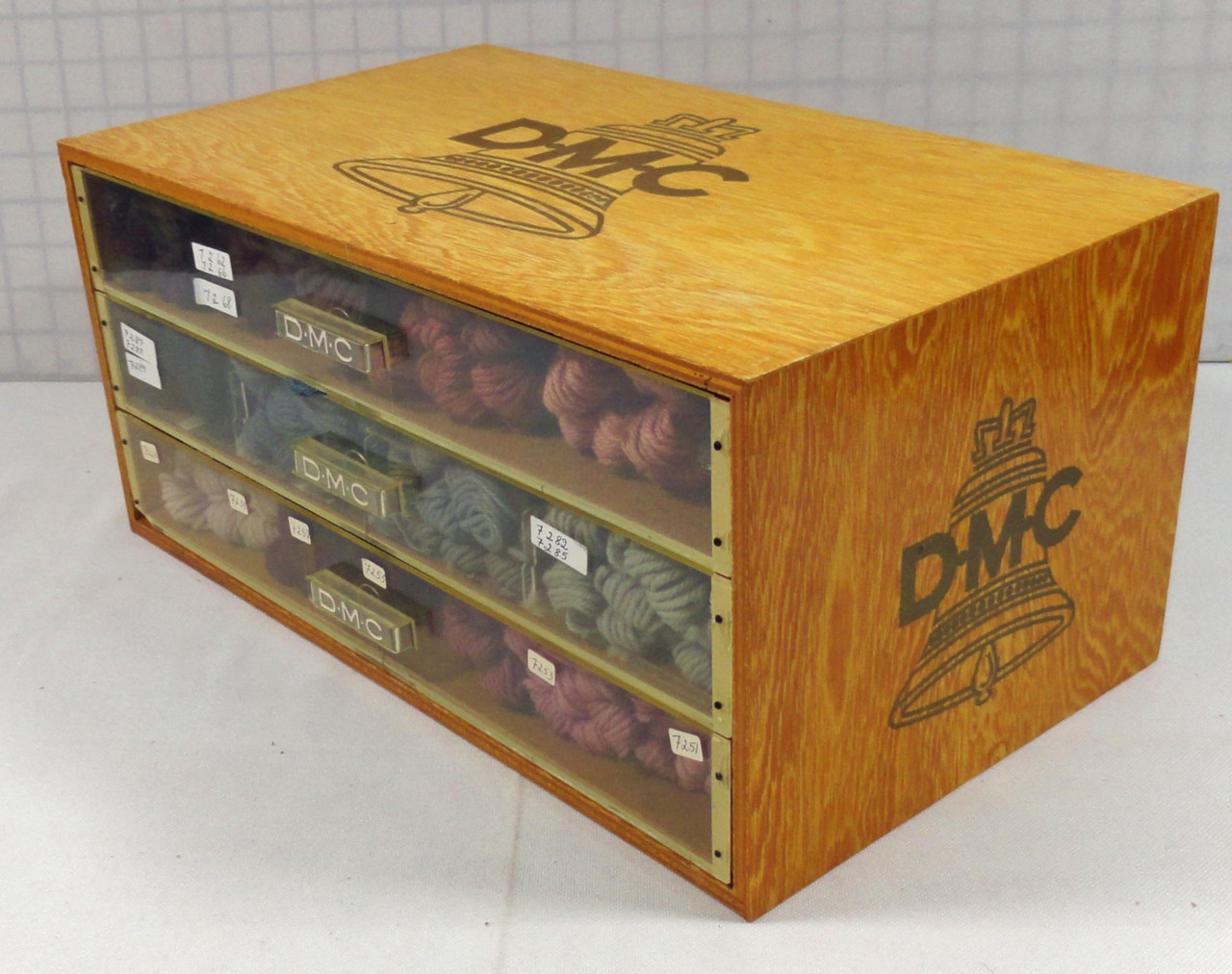 198 SKEINS VINTAGE DMC WOOL TAPESTRY YARN W/DISPLAYSTORAGE BOX (1157