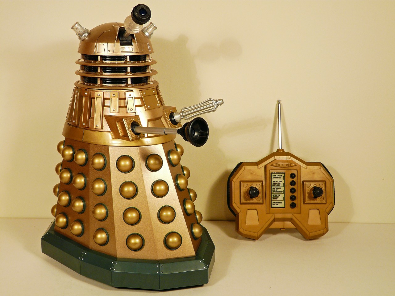 DR WHOLARGE SIZE 12" REMOTE CONTROLLED GOLD DALEK WITH INSTRUCTIONS