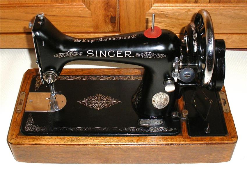 STUNNING VINTAGE SINGER 99k HAND CRANK SEWING MACHINE WITH BENTWOOD CASE.